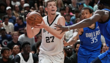 投射能力出色但其他能力平平，马刺锋线新星能否守住双向合同呢？