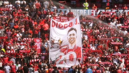 水晶宫球迷在若塔悼念仪式时躁动，范戴克不满：这太令人失望